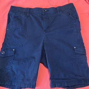 Lee navy blue relax fit mid rise cargo shorts excellent condition size 12